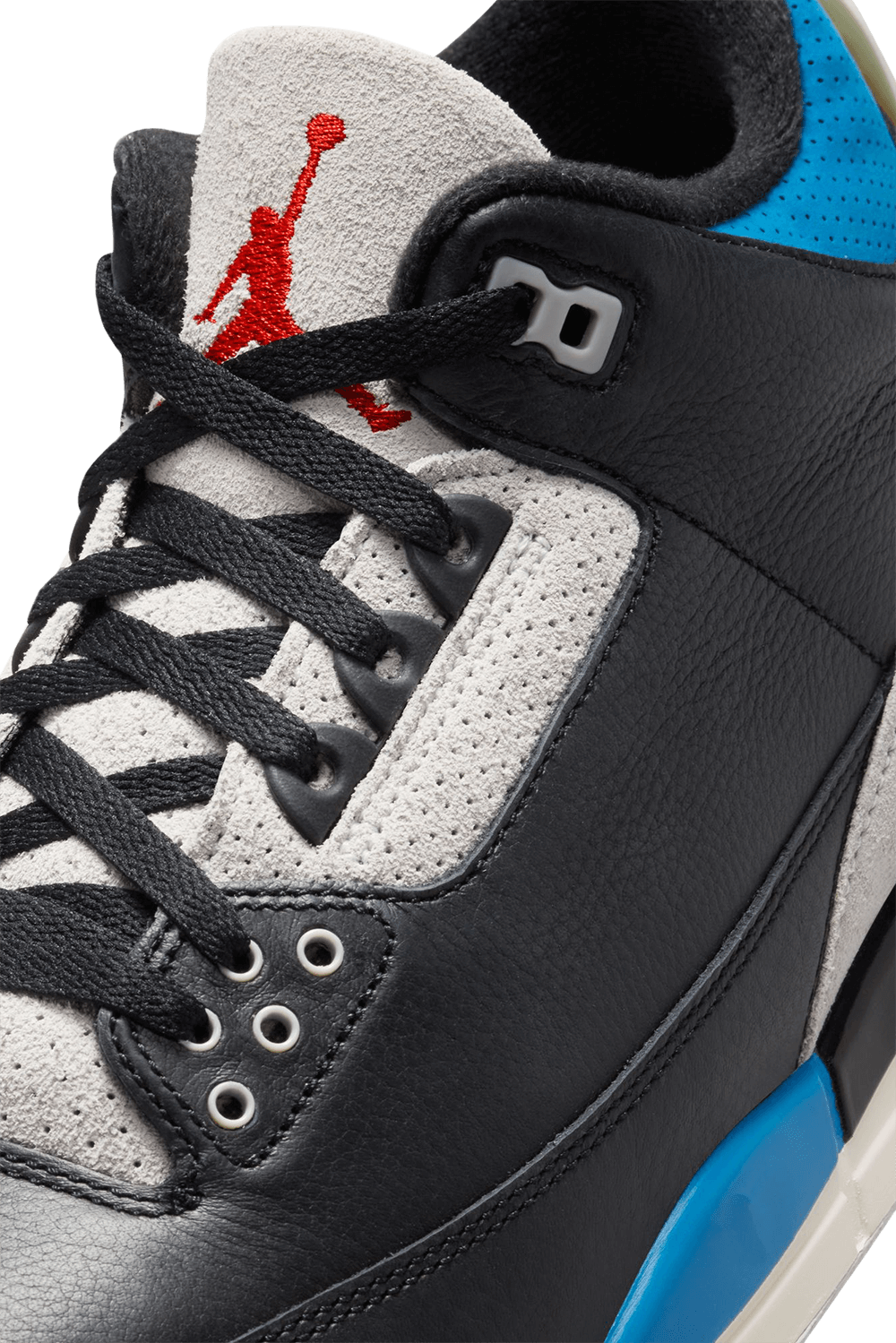 תמונת תקריב של נעלי סניקרס אייר ג'ורדן 3 רטרו