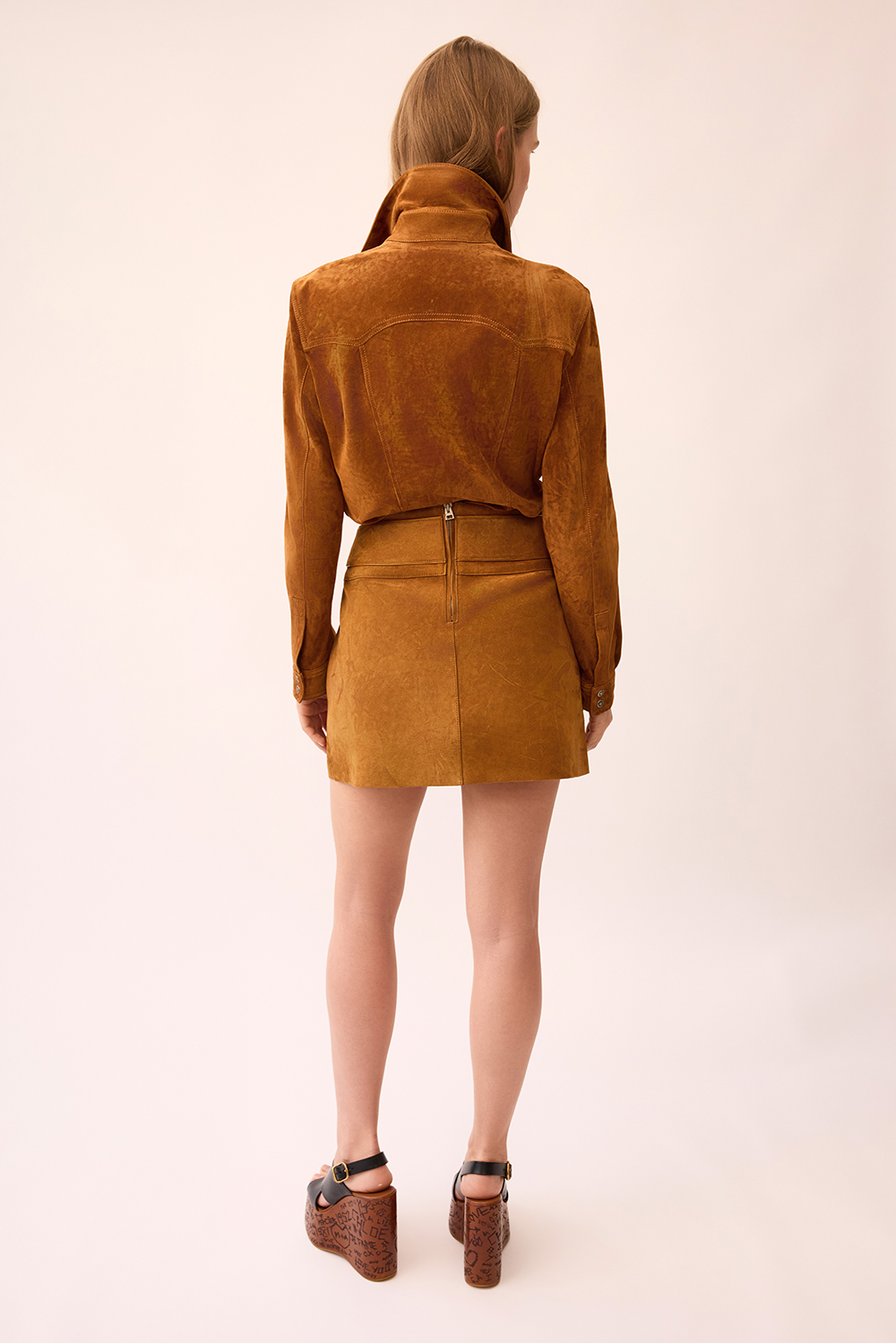 תמונת דוגמן אחורית של חצאית מיני