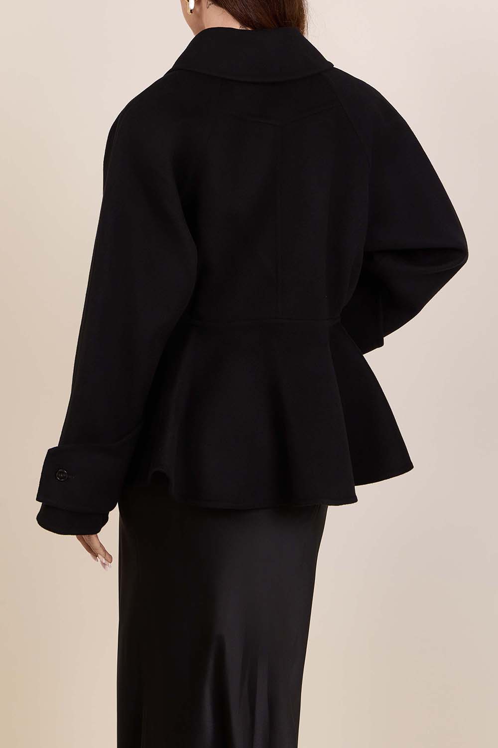 תמונת דוגמן אחורית של ז'קט מחוייט