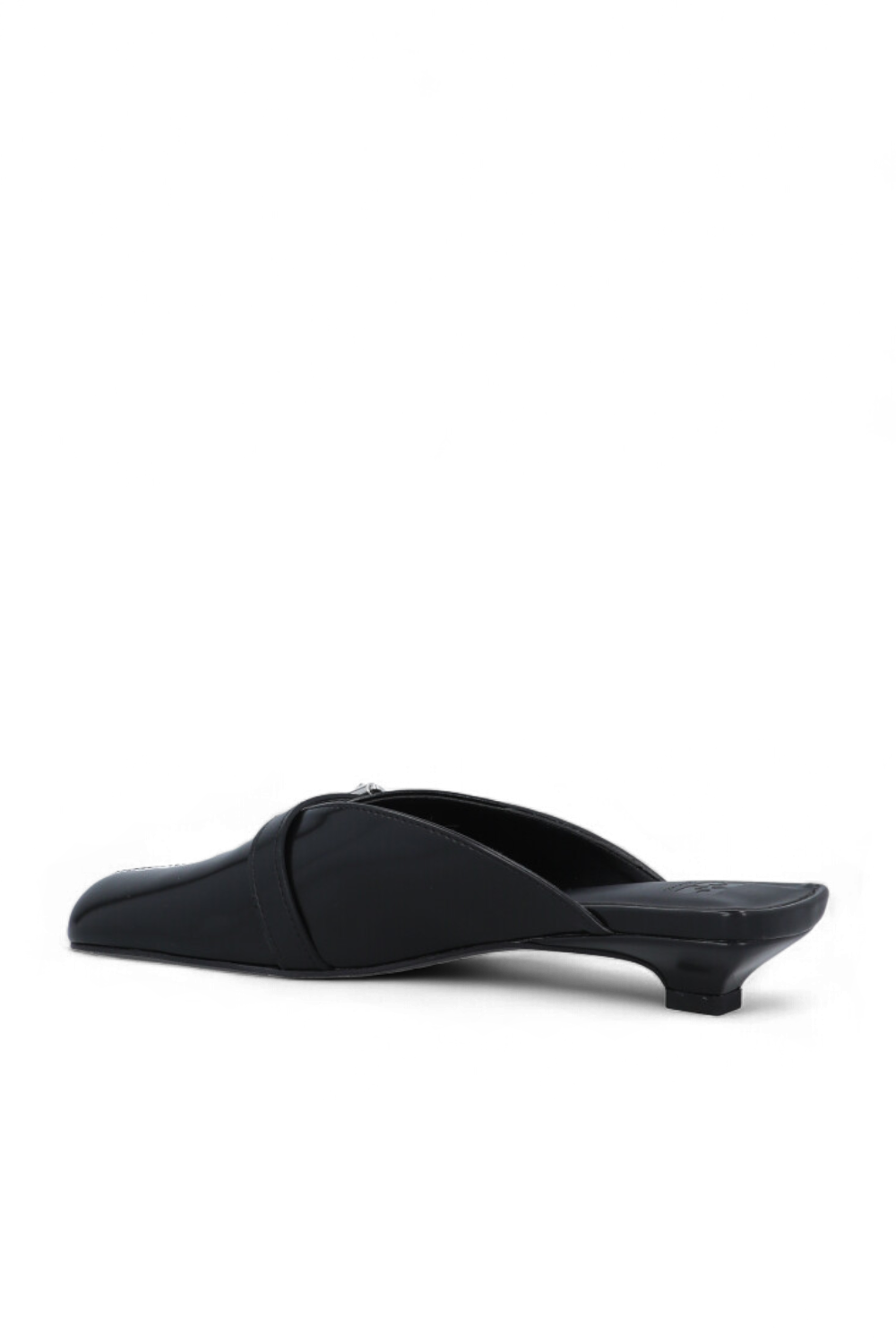 תמונה אחורית של נעלי מיולס עקב קטן