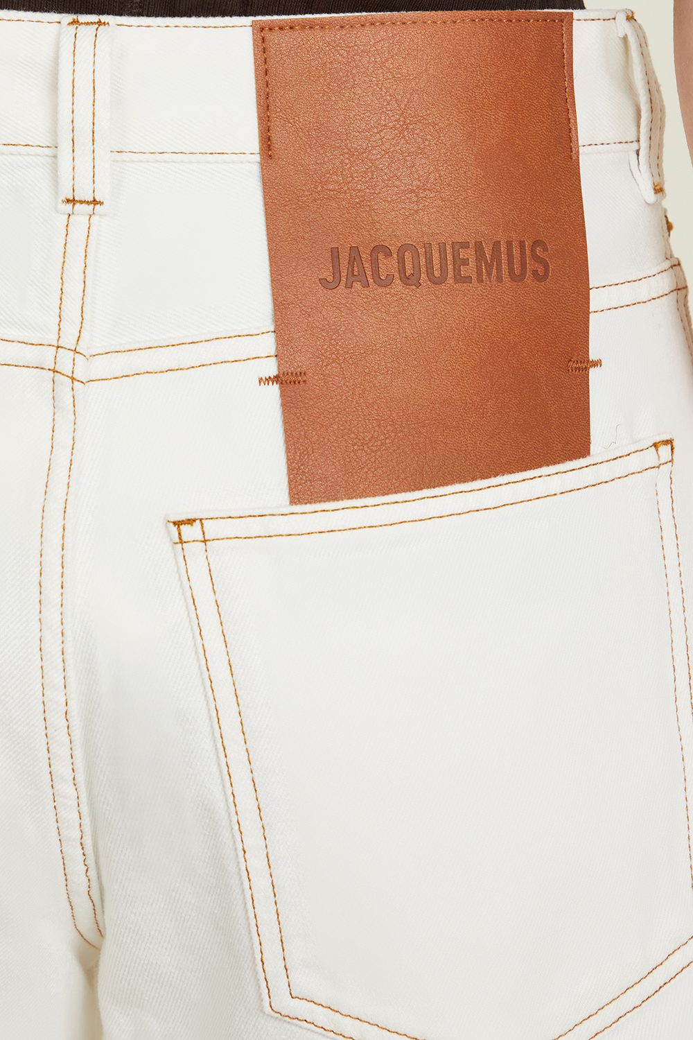 תמונת תקריב דוגמן של מכנסי ג'ינס אוברסייז בגזרה רחבה