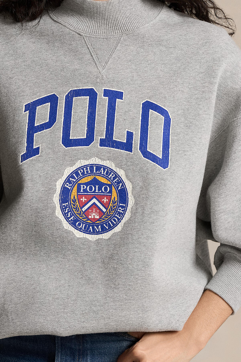 תמונת תקריב דוגמן של סווטשירט אוברסייז