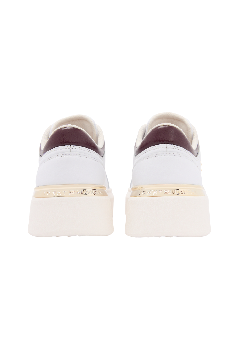 תמונת תקריב של נעלי סניקרס פלטפורמה