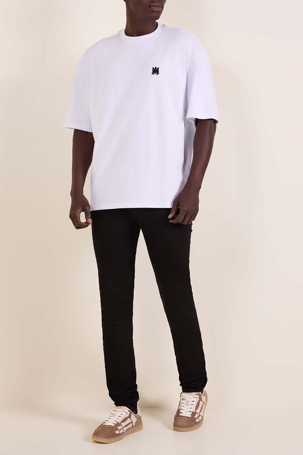 תמונת דוגמן קידמית של נעלי סניקרס