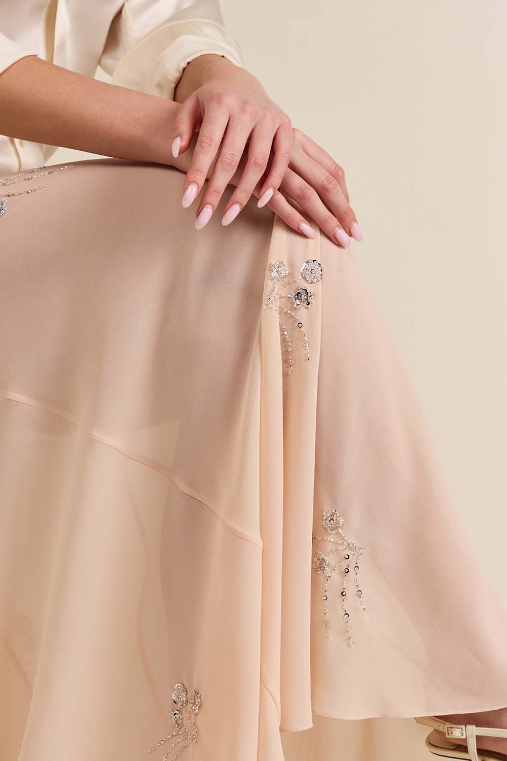 תמונת תקריב דוגמן של חצאית מקסי