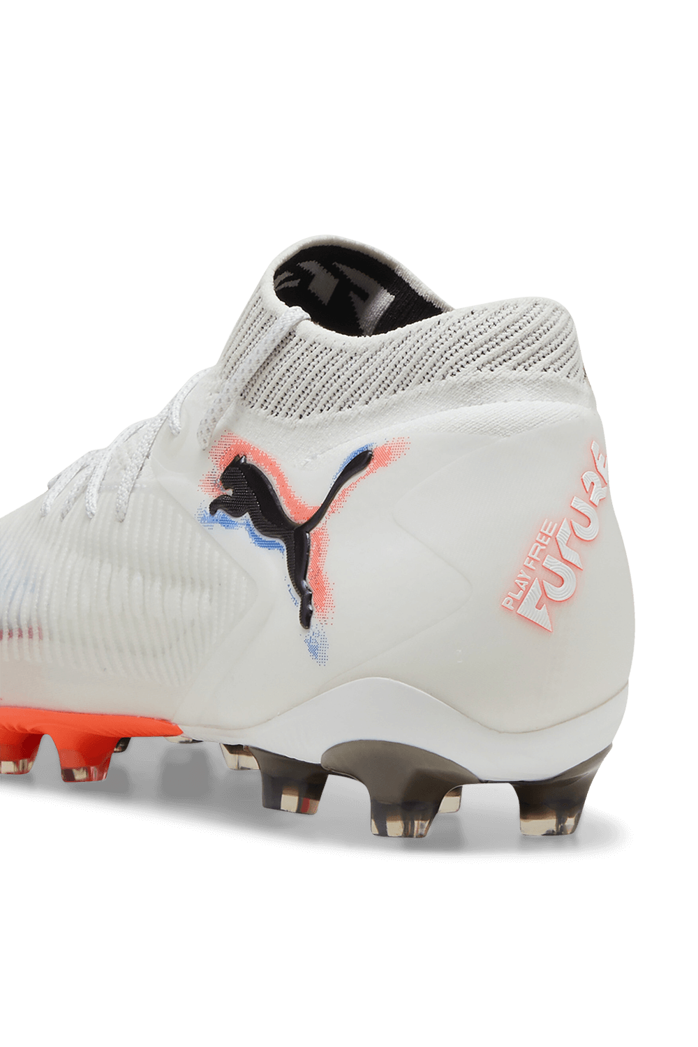 תמונת תקריב של נעלי כדורגל פיוצ'ר 8