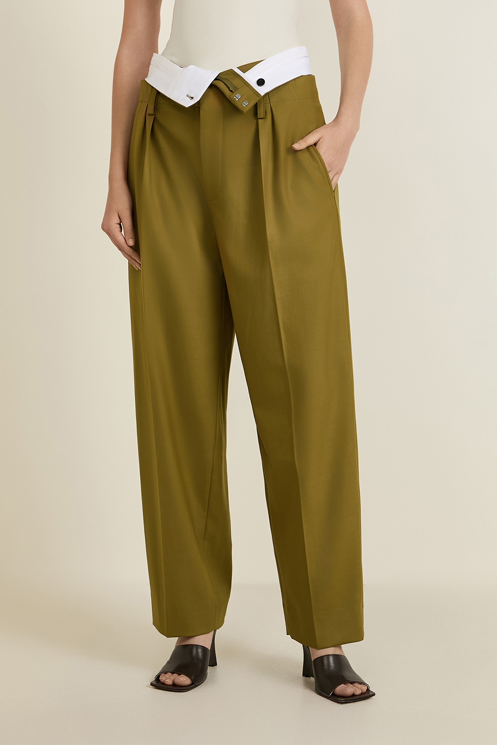 תמונת דוגמן קידמית של מכנסיים עם חגורת מותניים כפולה