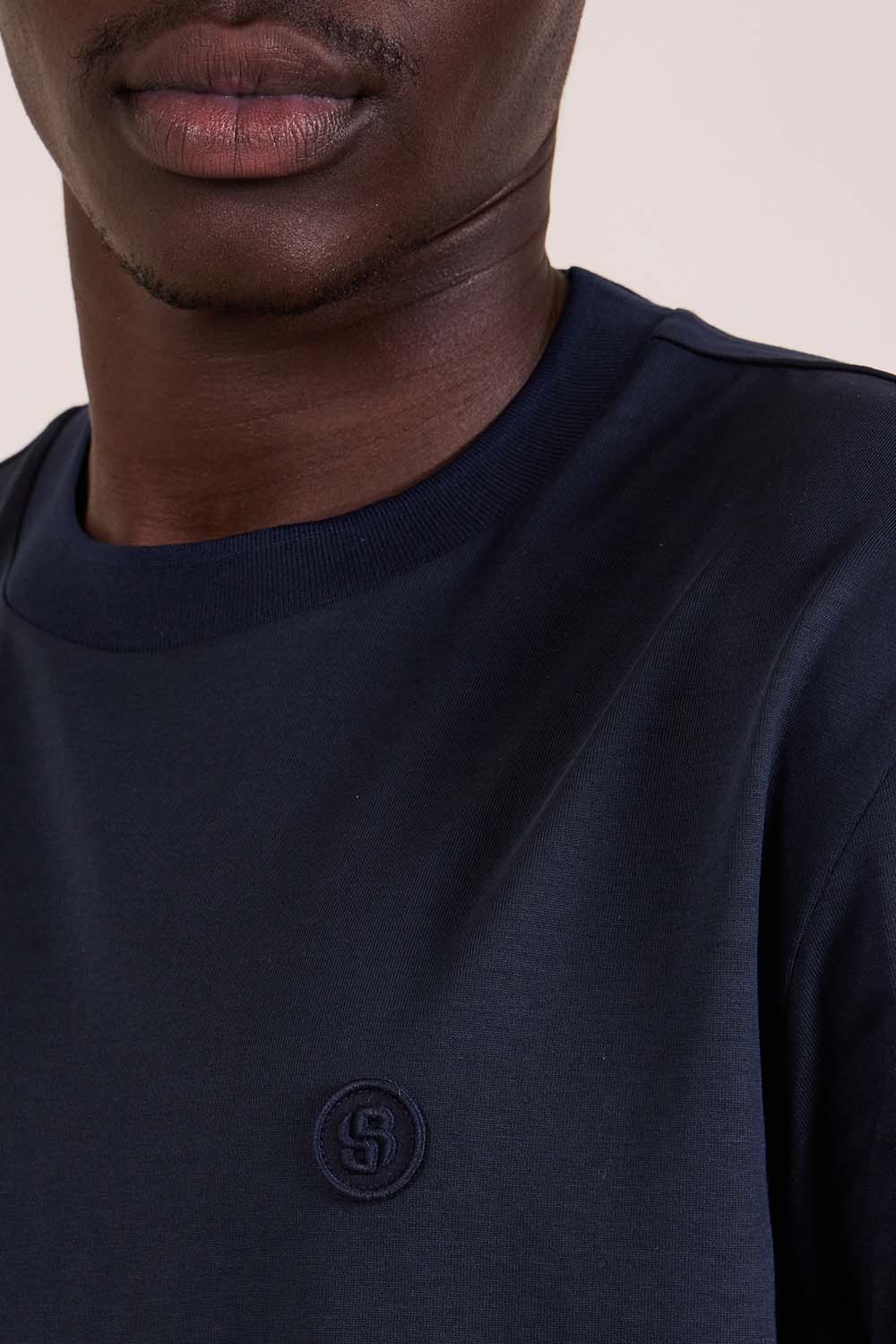 תמונת תקריב דוגמן של חולצת טי