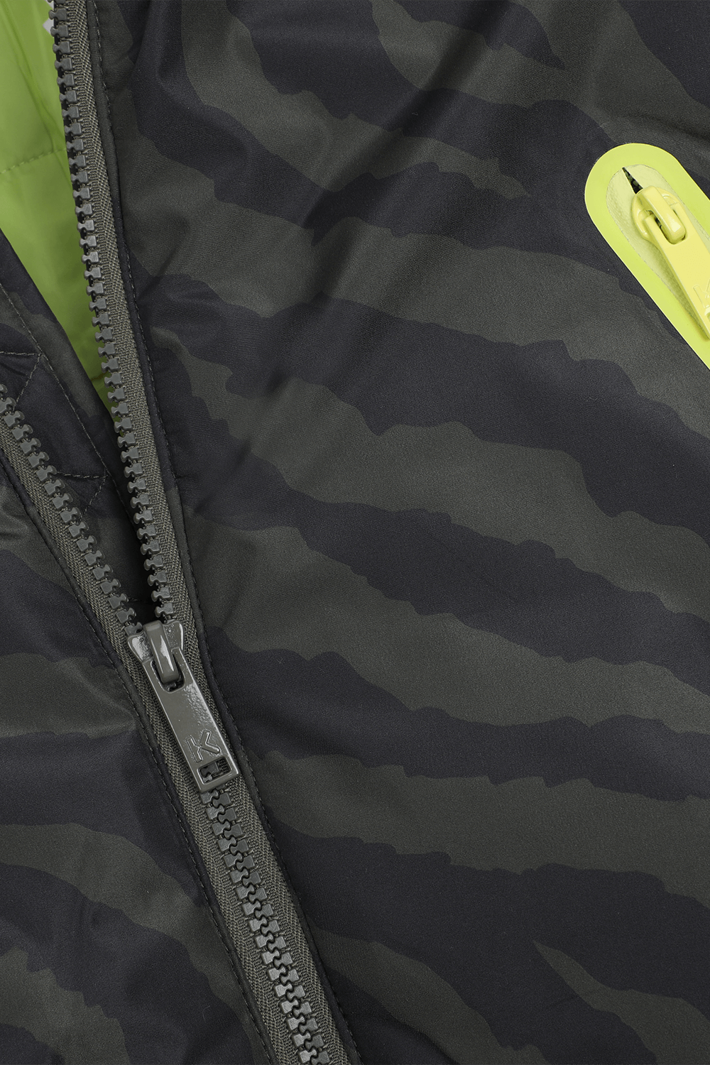 תמונת תקריב של גילאי 4-5 מעיל פוך עם הדפס טייגר