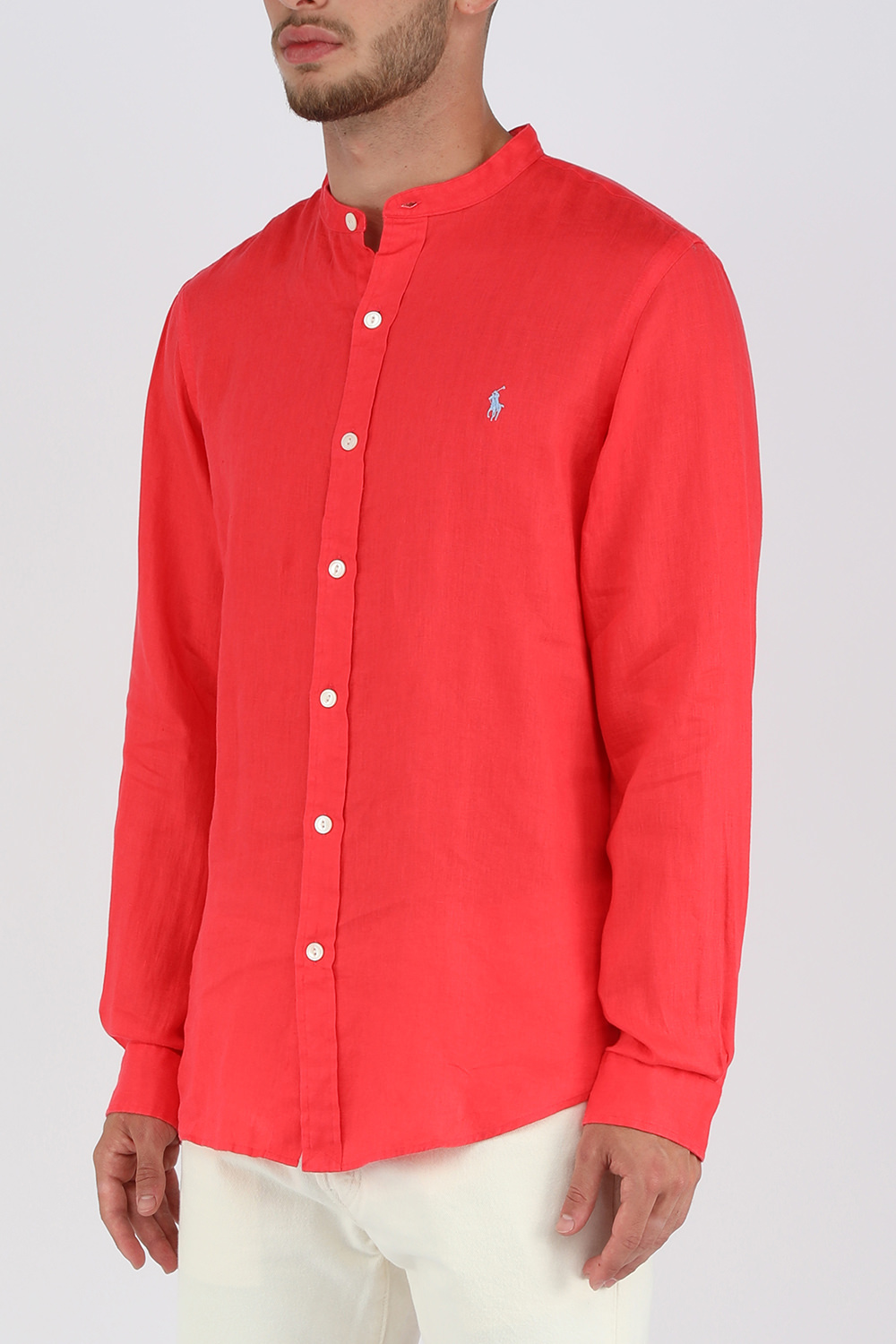 תמונת דוגמן קידמית של חולצת פשתן מכופתרת עם לוגו