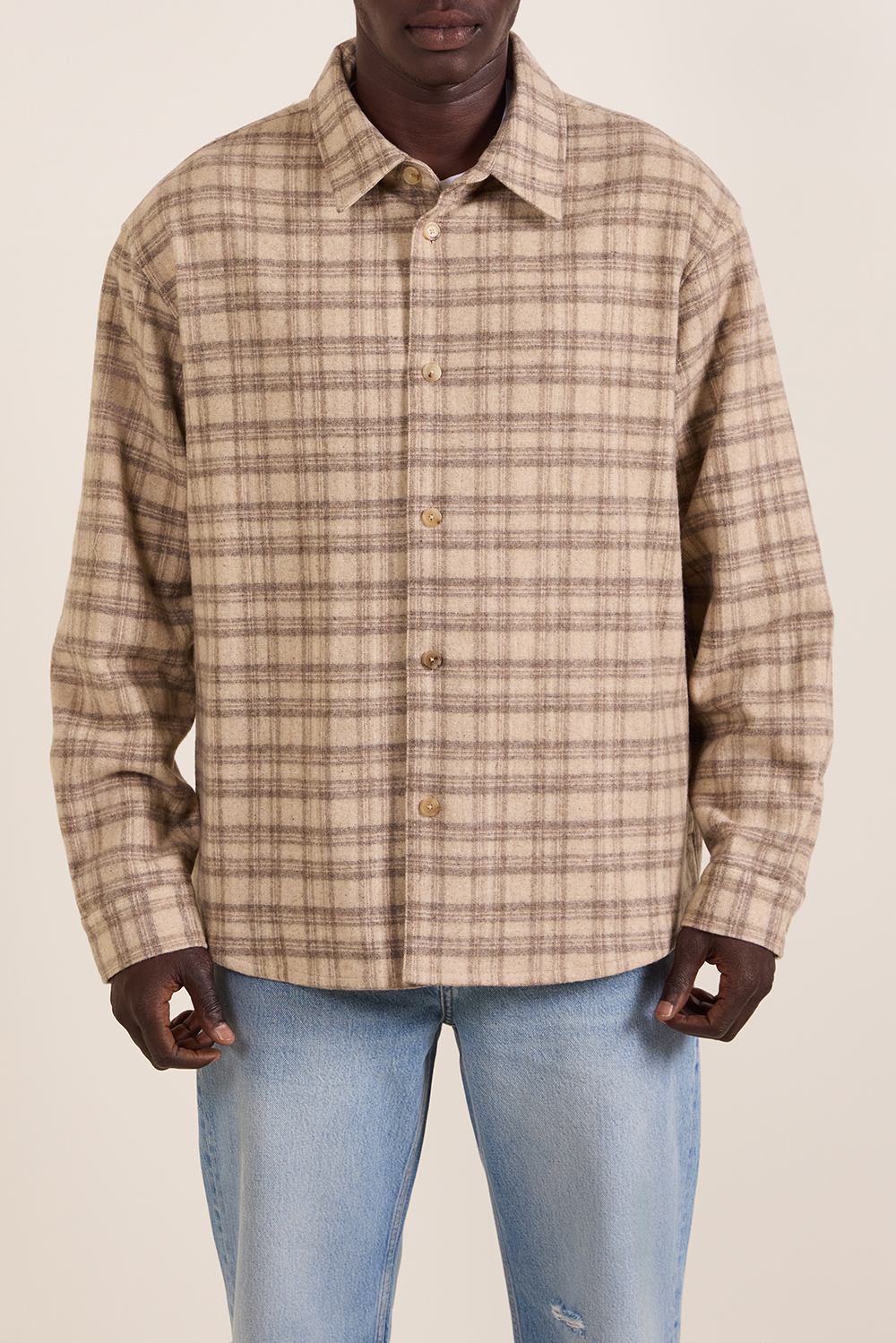 תמונת דוגמן קידמית של חולצה מכופתרת