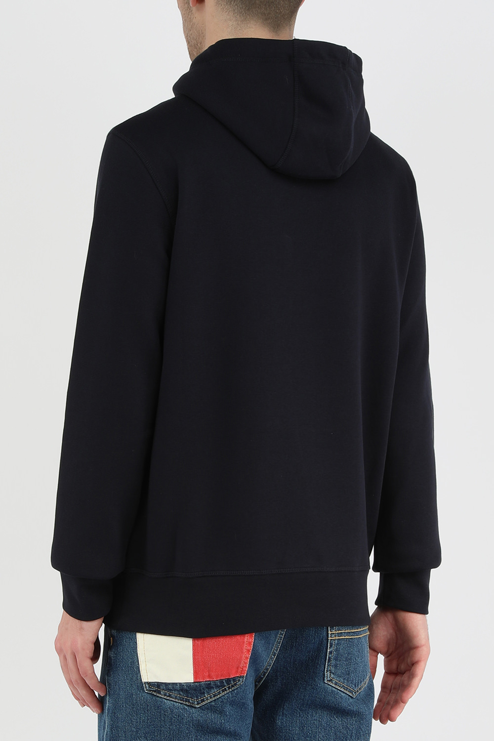 תמונת דוגמן אחורית של סווטשירט קפוצ'ון כחול עם שם המותג