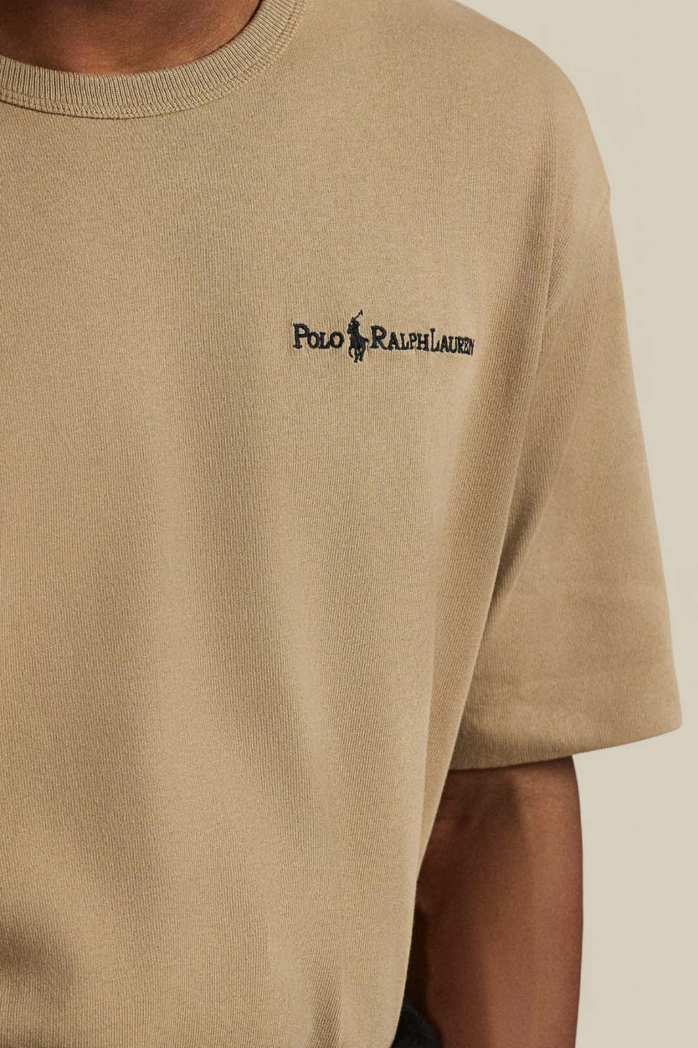 תמונת תקריב דוגמן של חולצת טי