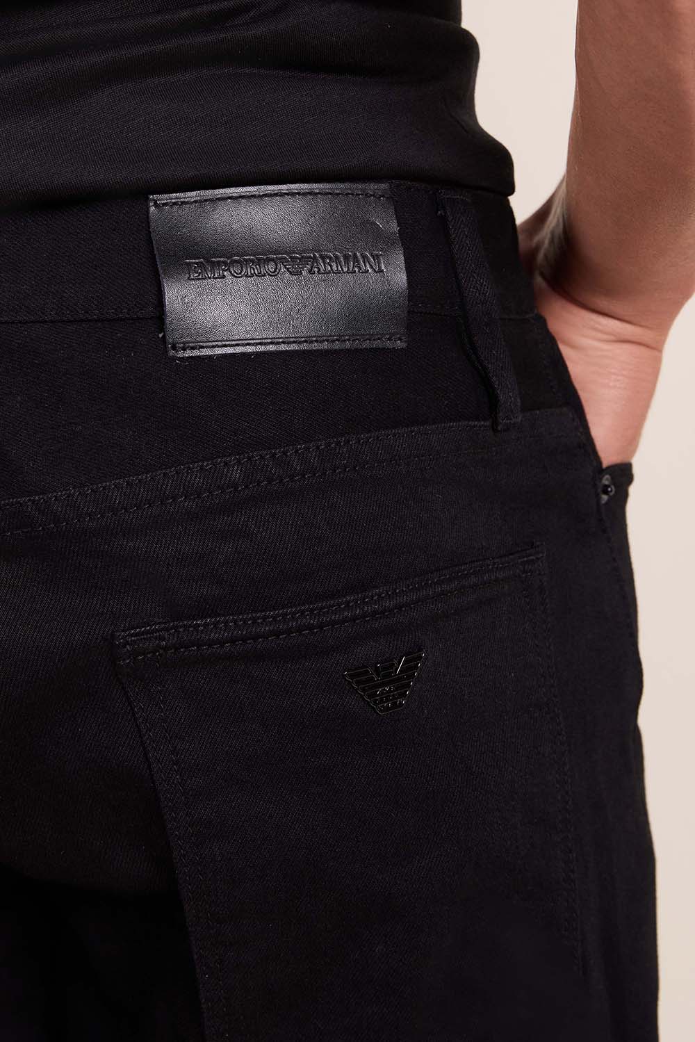 תמונת תקריב דוגמן של מכנסי ג'ינס סלים פיט