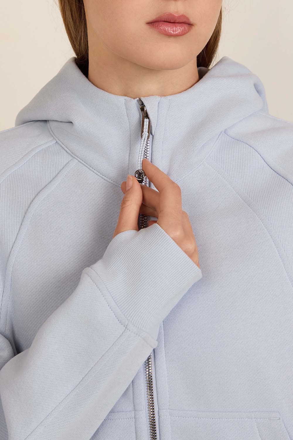 תמונת תקריב דוגמן של Scuba Oversized Full-Zip Cropped Hoodie