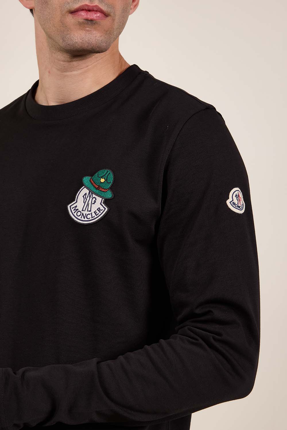 תמונת תקריב דוגמן של חולצת טי