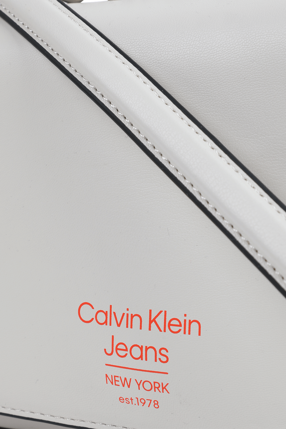 תמונת תקריב של תיק צד מתקפל מעור טבעוני