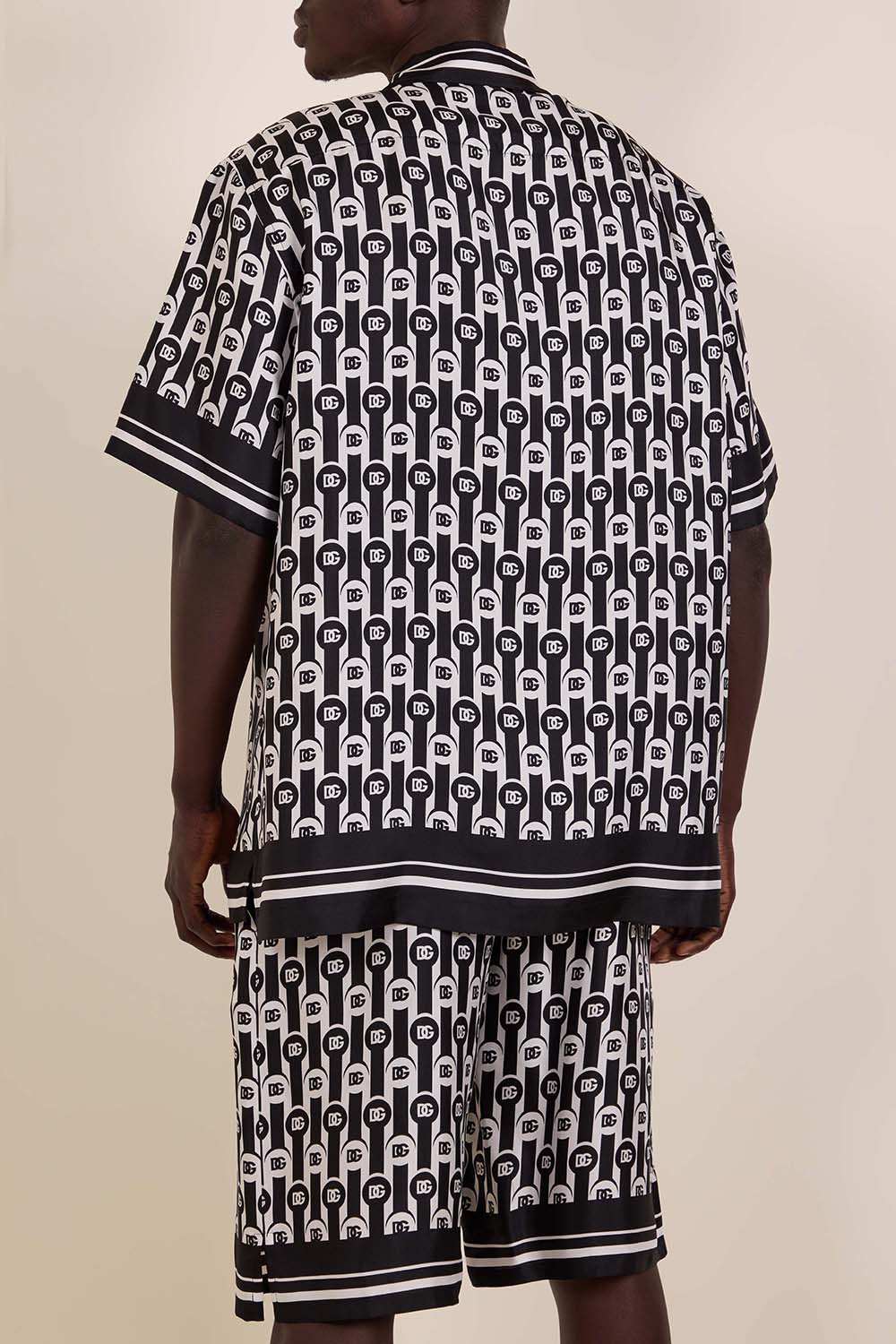 תמונת דוגמן אחורית של חולצת כפתורים