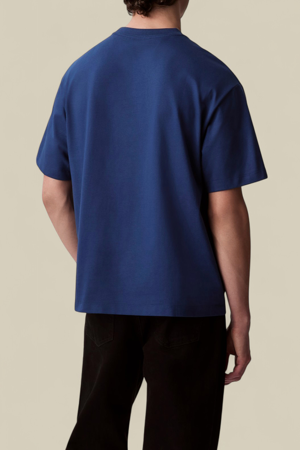 תמונת דוגמן אחורית של חולצת טי