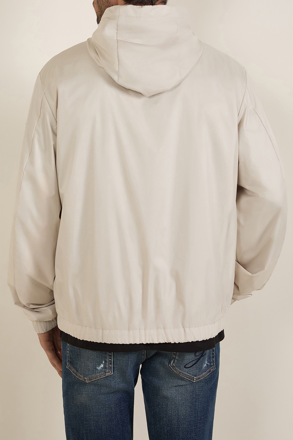 תמונת דוגמן אחורית של מעיל רוח