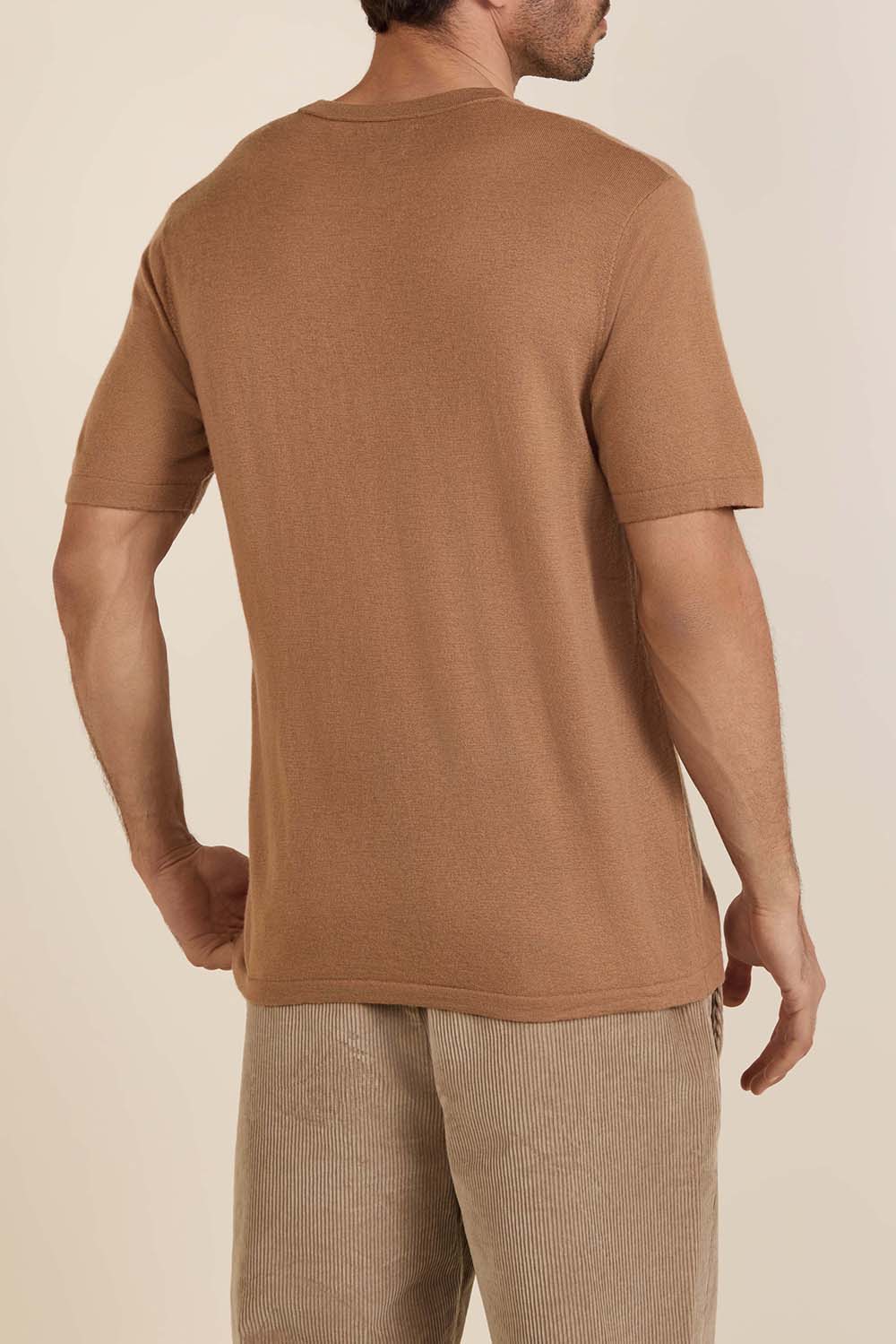 תמונת דוגמן אחורית של חולצת סריג