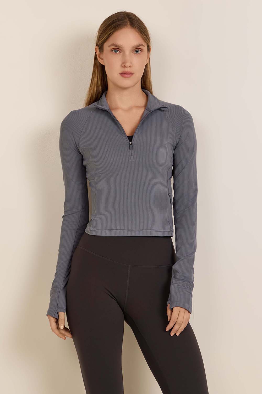 תמונת דוגמן קידמית של It's Rulu Ribbed Cropped Half Zip Updated