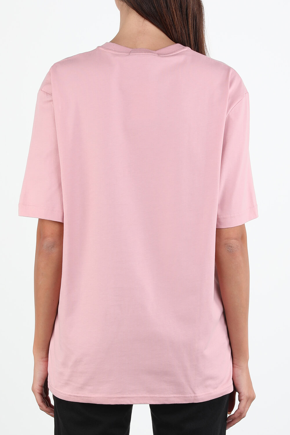 תמונת דוגמן אחורית של חולצת לוגו בצבע ורוד