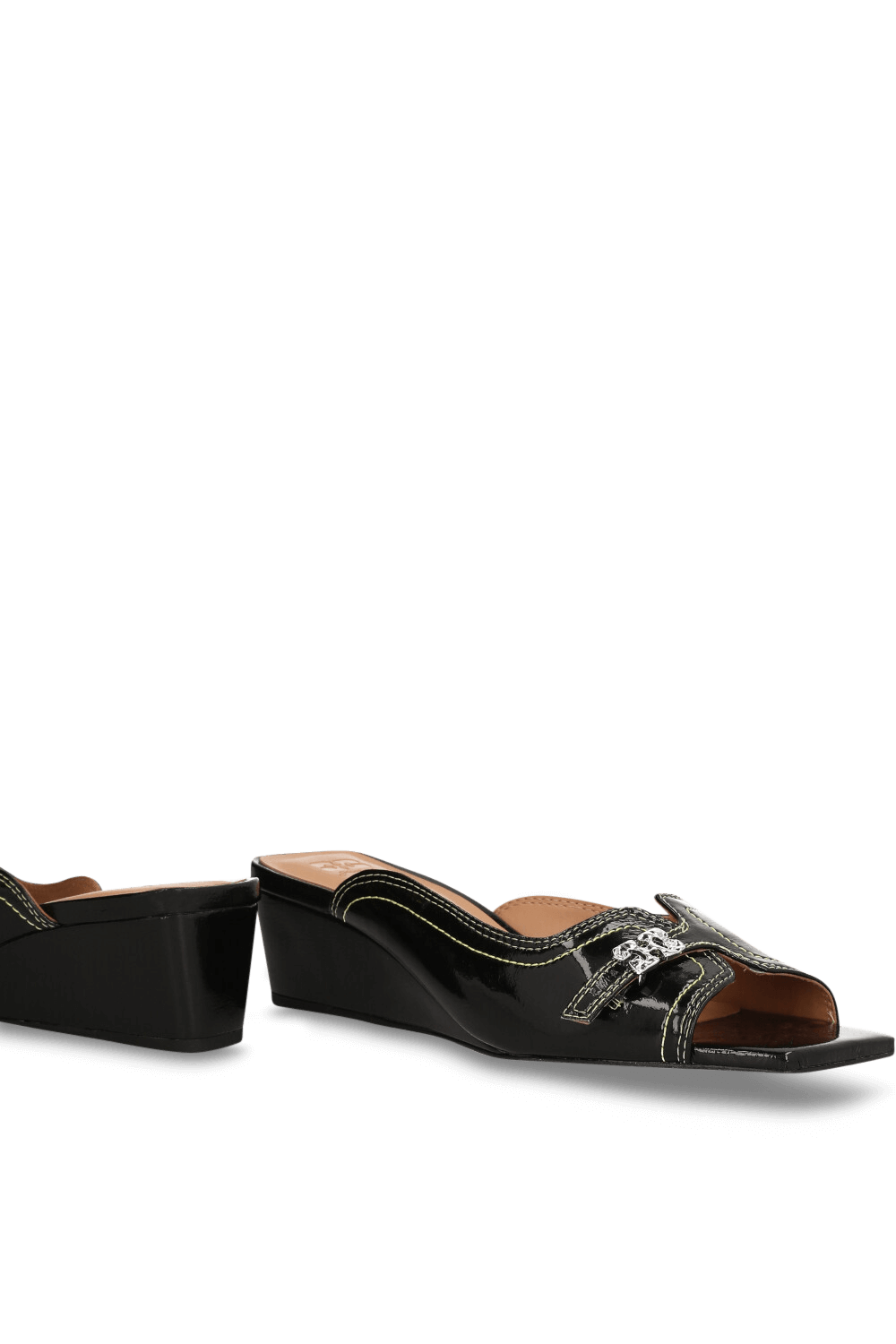 תמונת תקריב של נעלי סליידס עקב