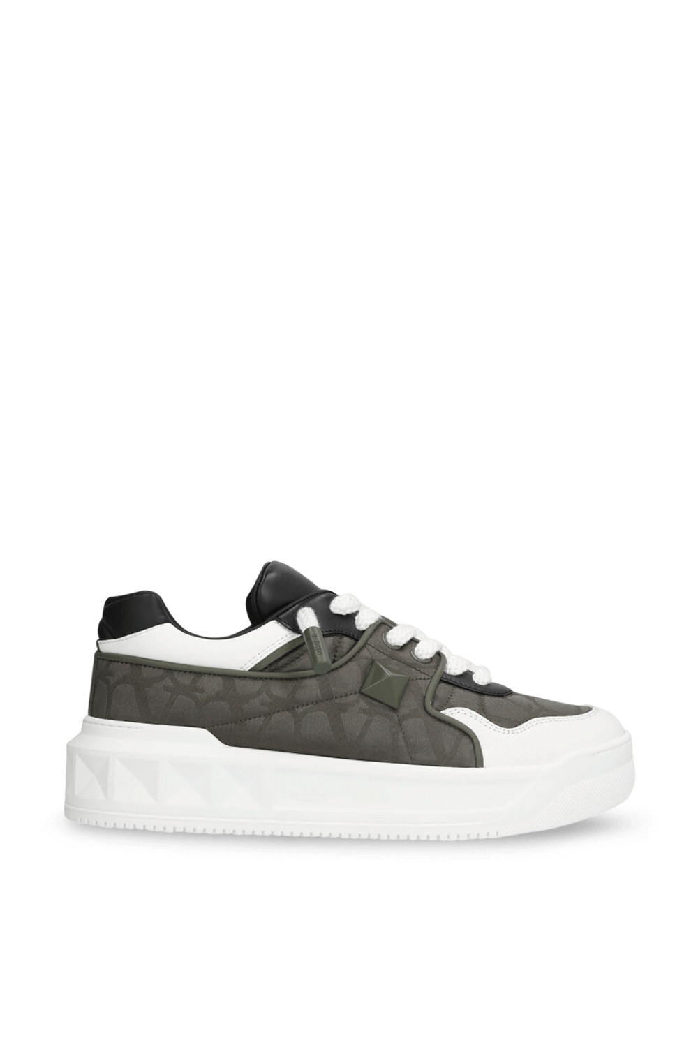 תמונה קידמית של נעלי סניקרס