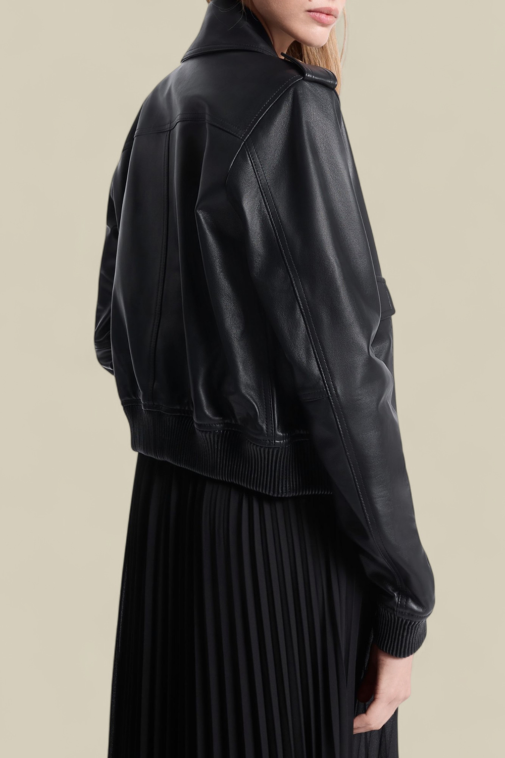 תמונת דוגמן אחורית של ז'קט עור