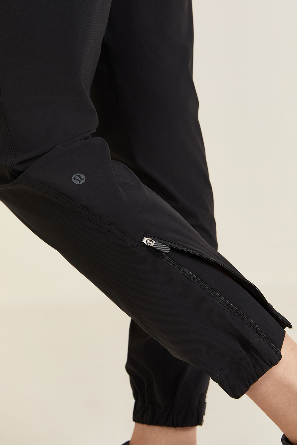 תמונת תקריב דוגמן של Adapted State High-Rise Jogger