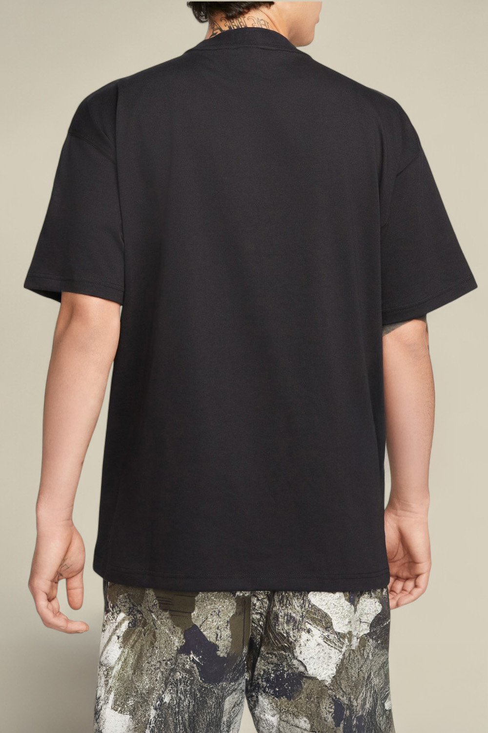 תמונת דוגמן אחורית של חולצת טי