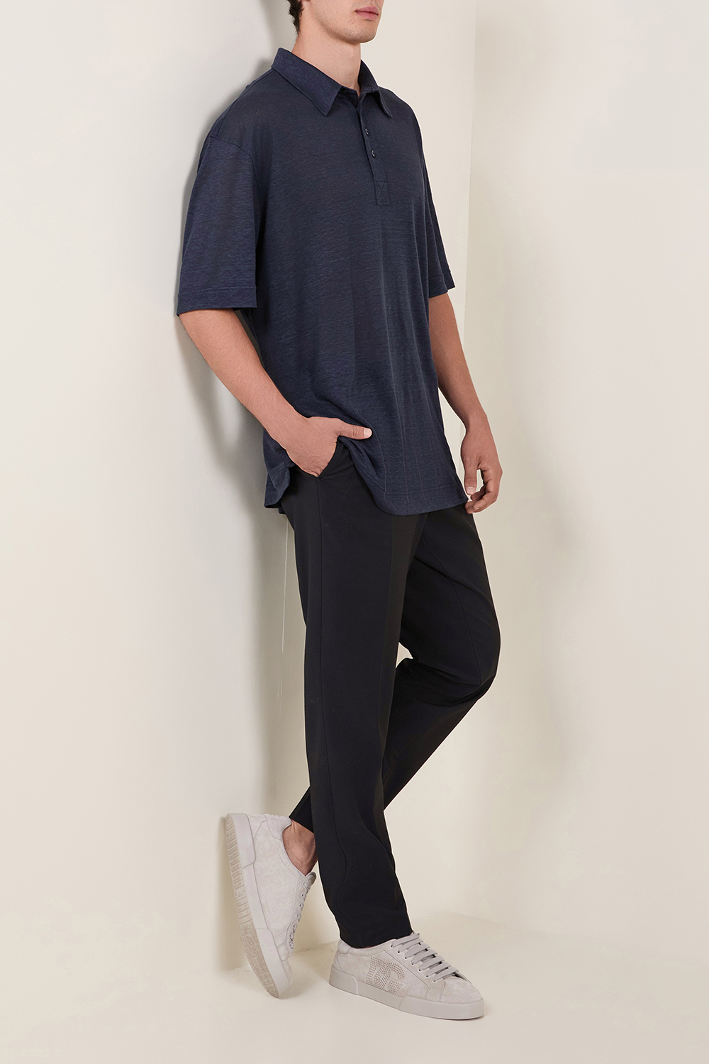 תמונת דוגמן קידמית של נעלי סניקרס