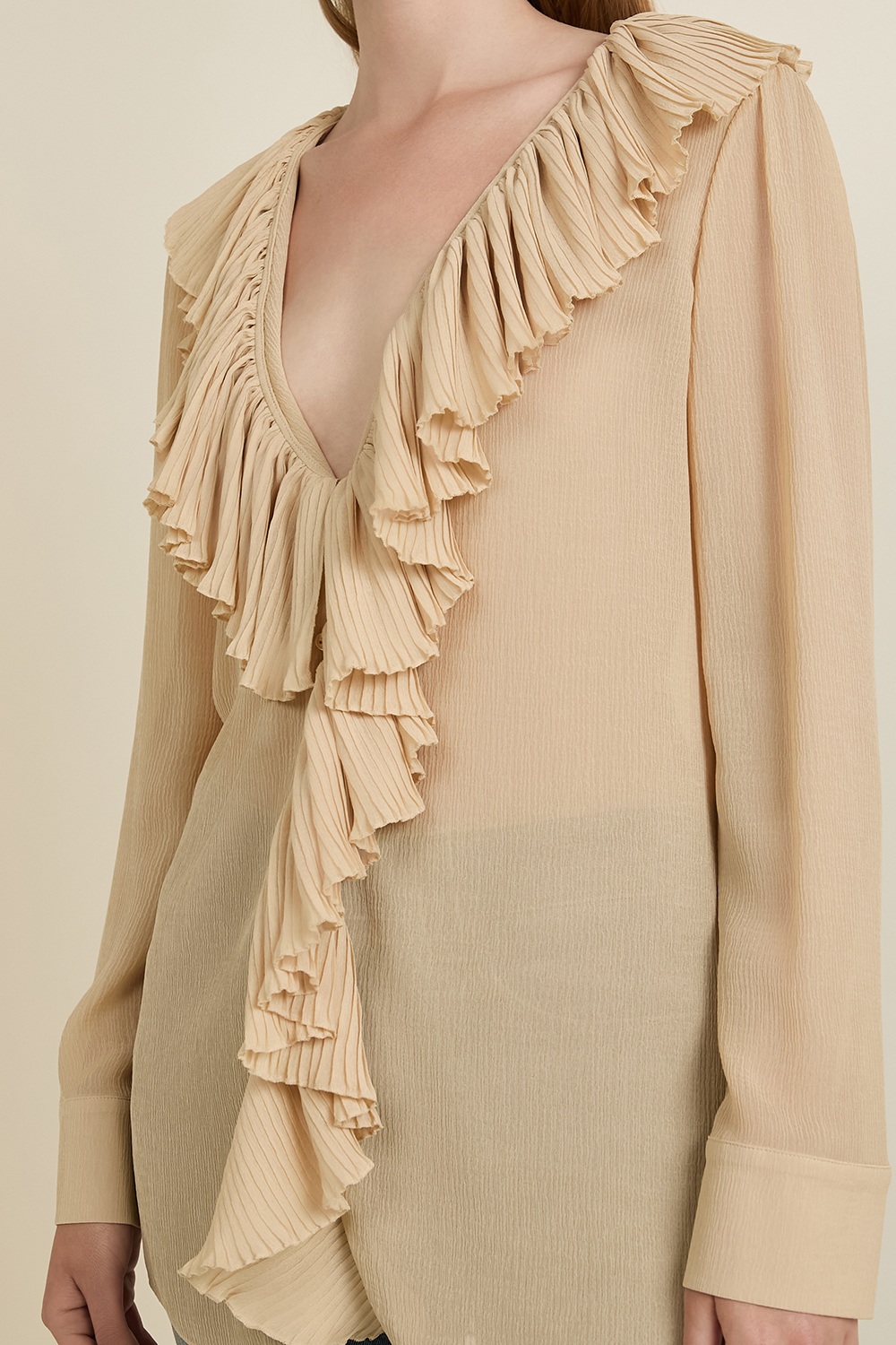 תמונת תקריב דוגמן של חולצת משי עם צווארון מלמלה