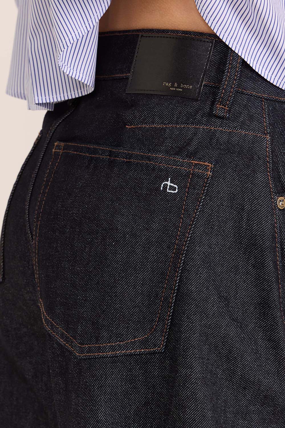 תמונת תקריב דוגמן של מכנסי ג'ינס בגזרת בלון