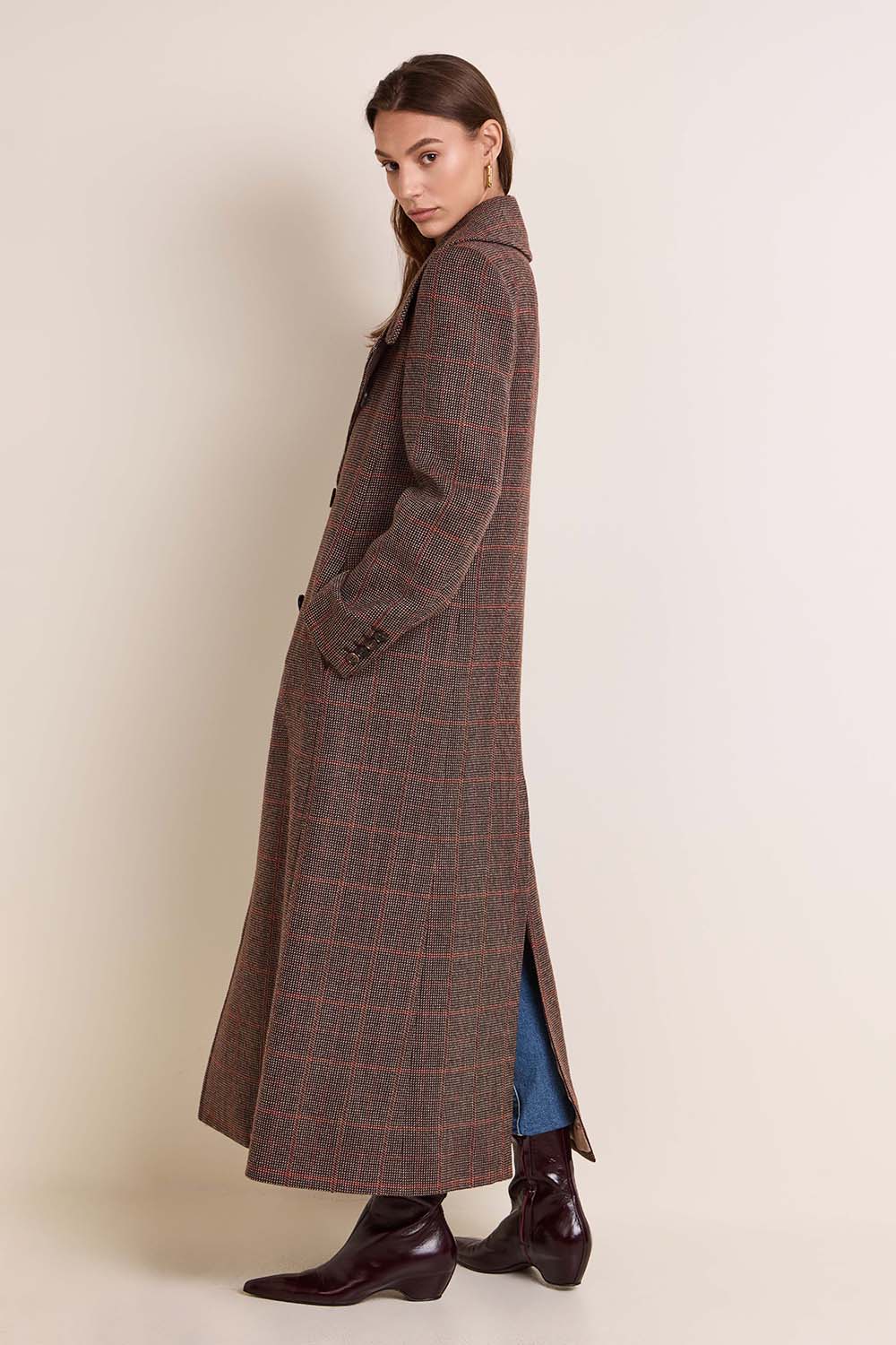 תמונת דוגמן אחורית של מעיל צמר ארוך