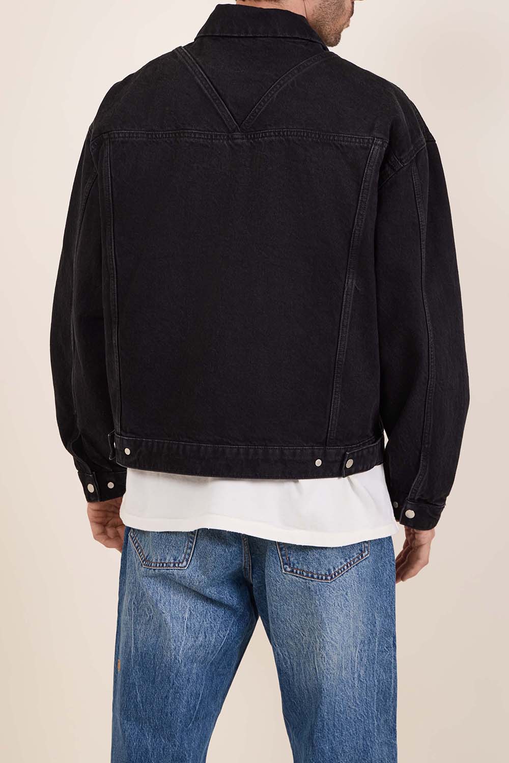 תמונת תקריב דוגמן של ז'קט ג'ינס