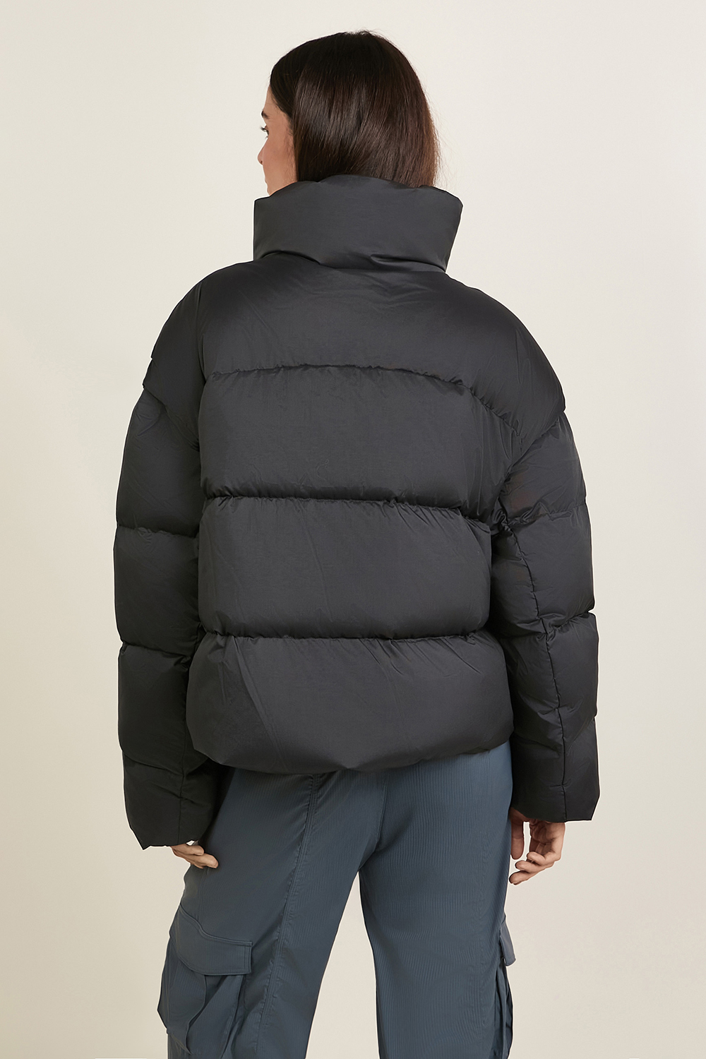 תמונת דוגמן אחורית של Transformable Down Jacket