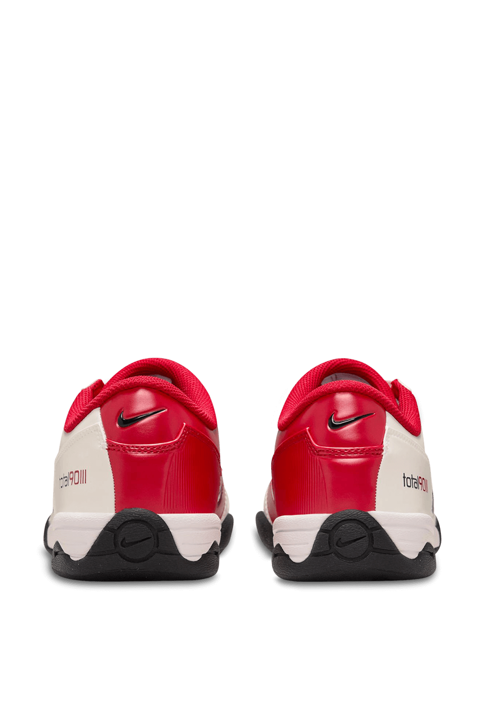 תמונת תקריב של נעלי סניקרס טוטאל 90