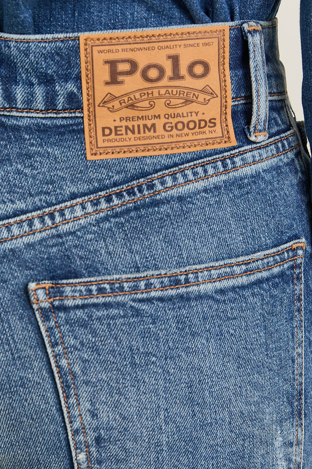 תמונת תקריב דוגמן של מכנסי ג'ינס בוט קאט בגזרה מתרחבת