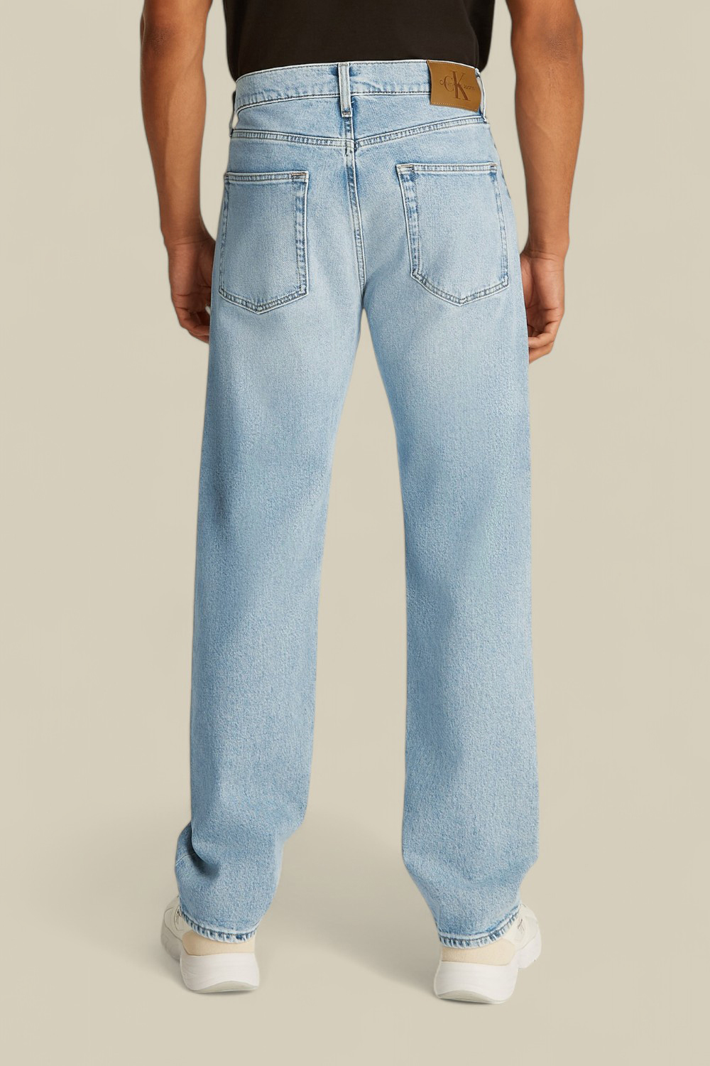 תמונת דוגמן אחורית של מכנסי ג'ינס בגזרה ישרה