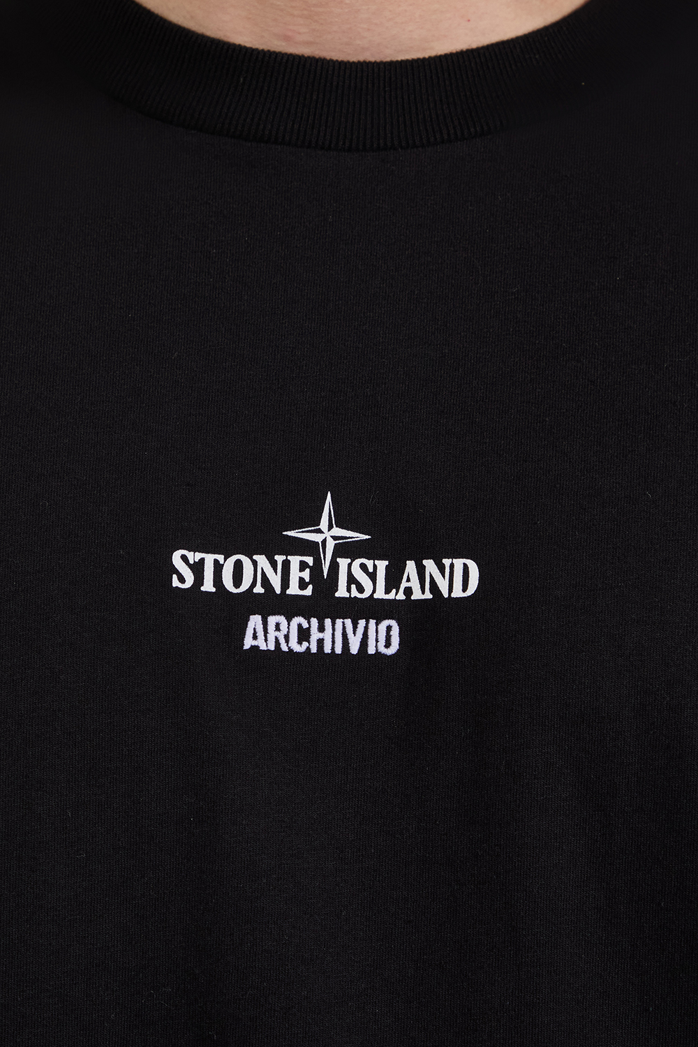 תמונת תקריב דוגמן של חולצת טי מפרוייקט ארקייביו