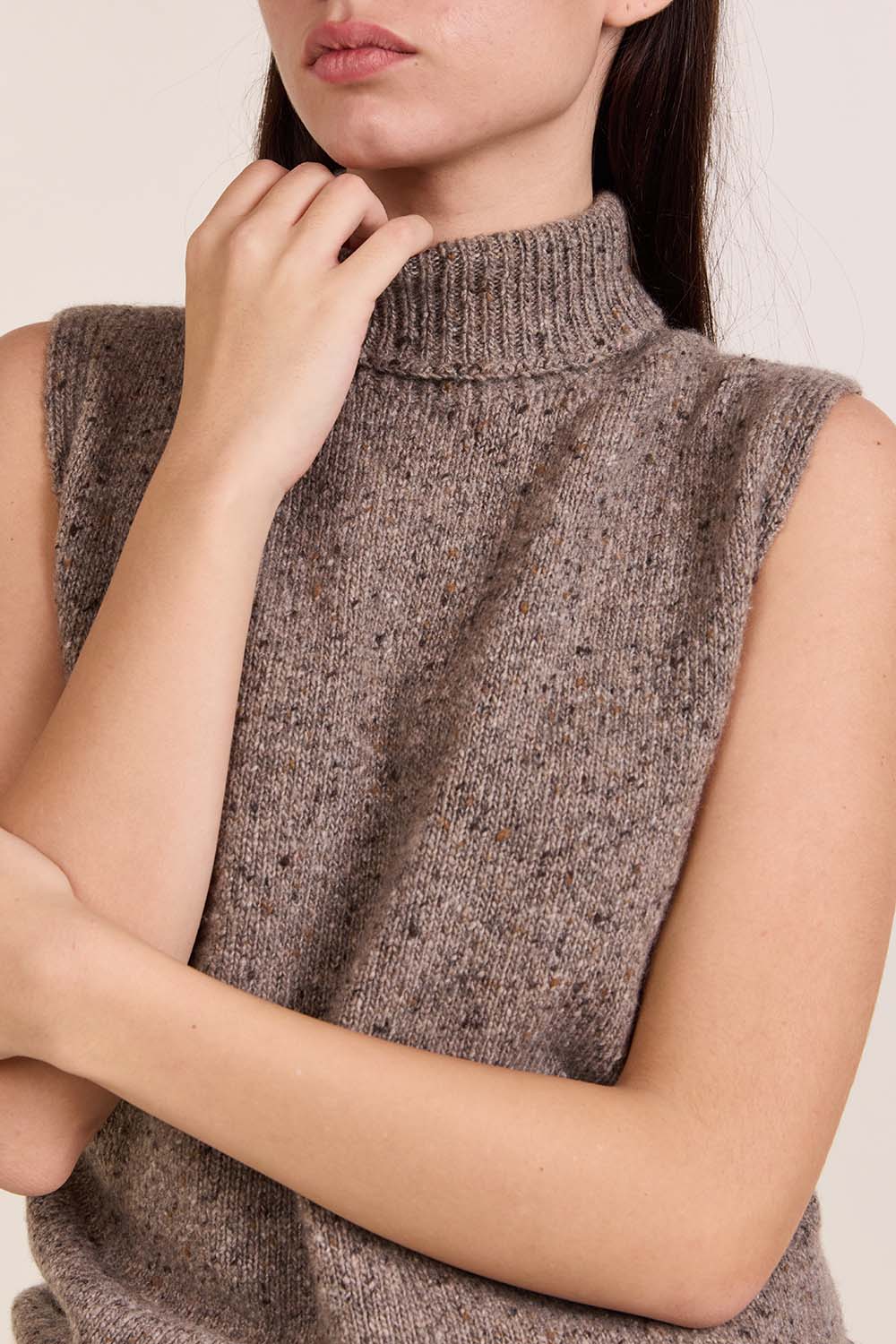 תמונת תקריב דוגמן של גופיית גולף קשמיר