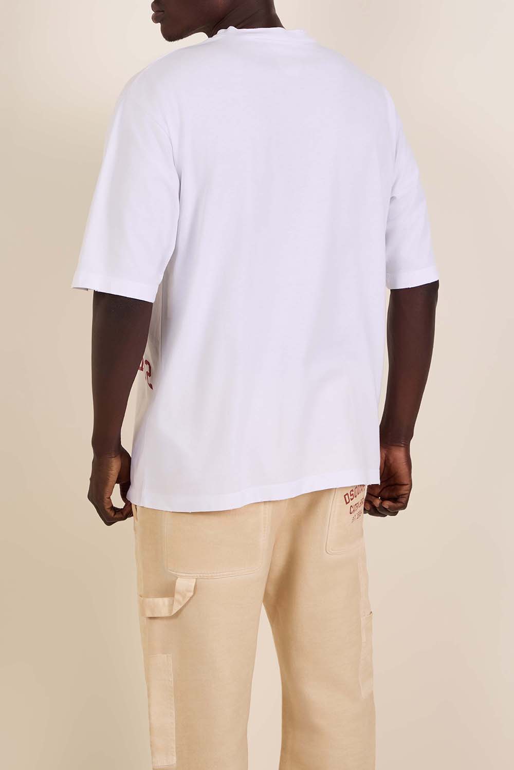 תמונת דוגמן אחורית של חולצת טי