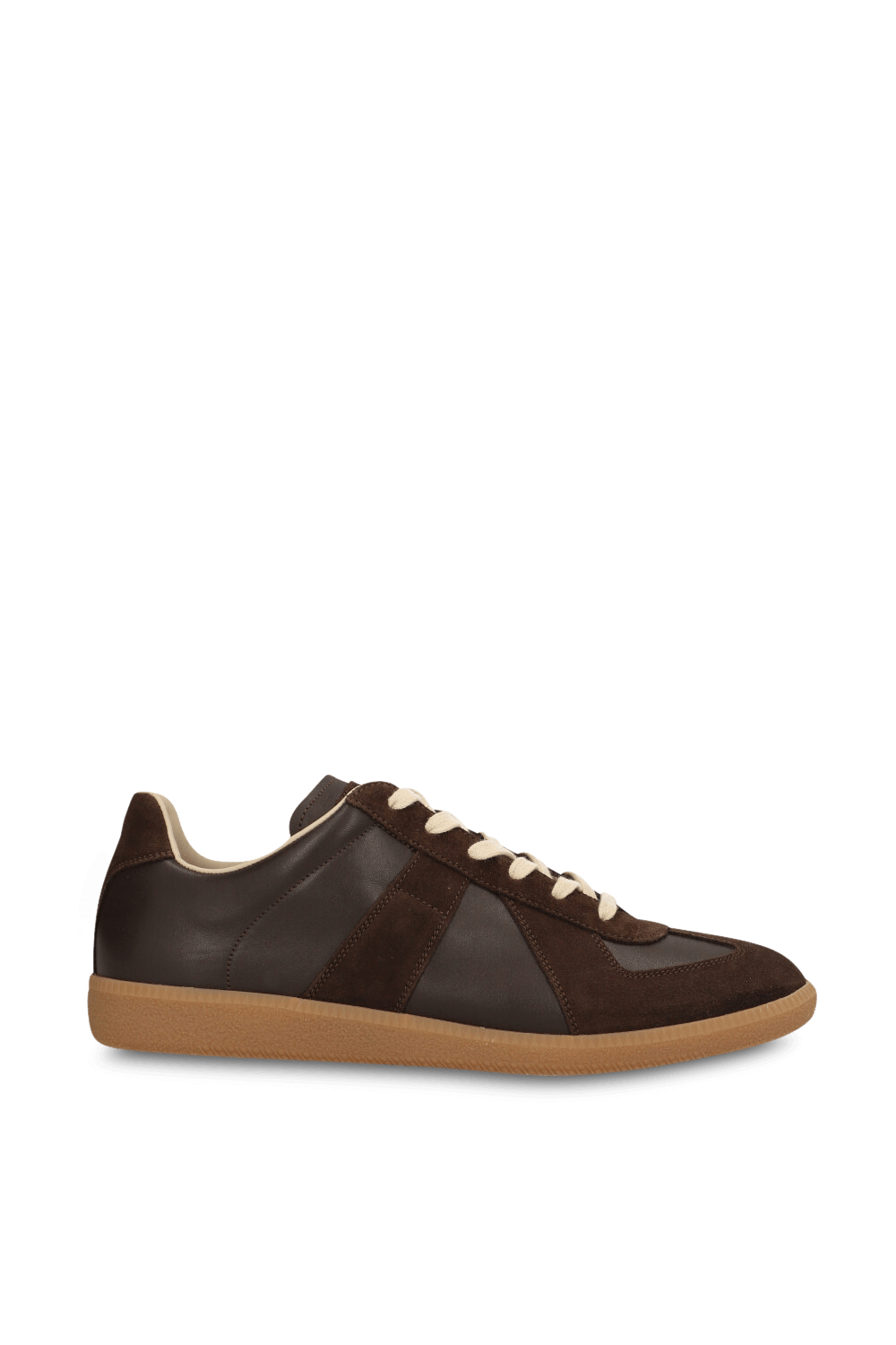 תמונה קידמית של נעלי סניקרס