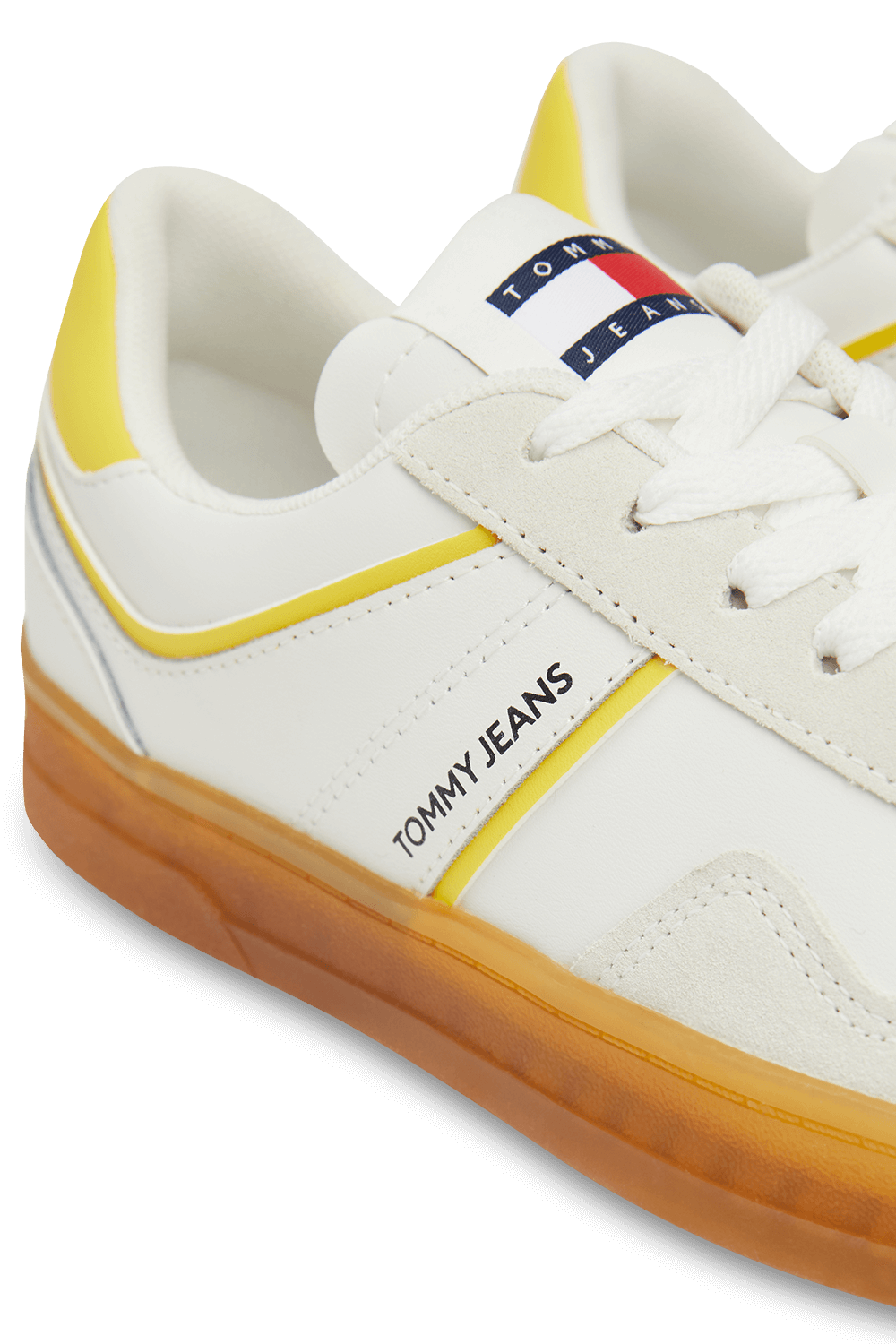 תמונת תקריב של נעלי סניקרס