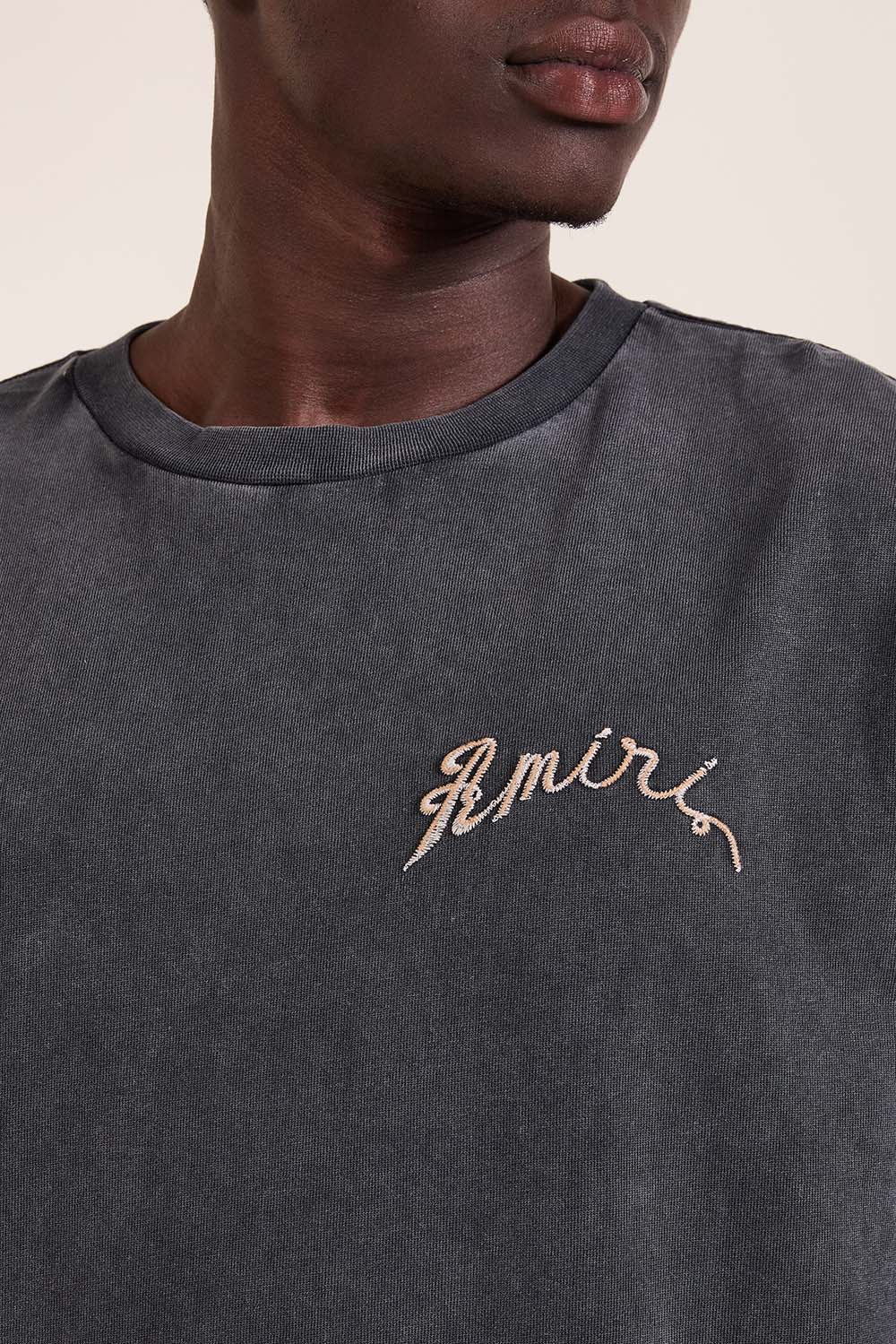 תמונת תקריב דוגמן של חולצת טי אוברסייז