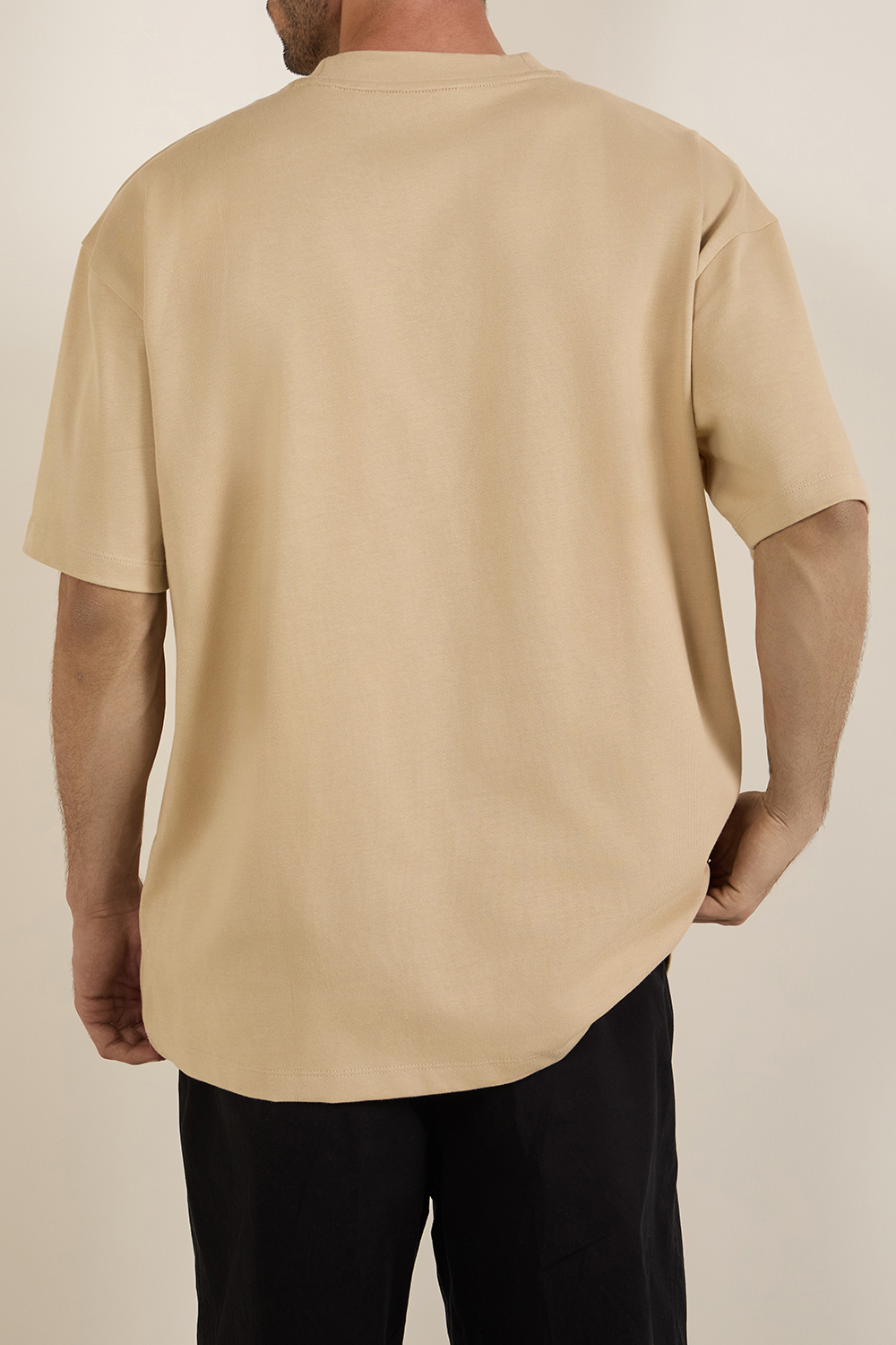 תמונת דוגמן אחורית של חולצת טי