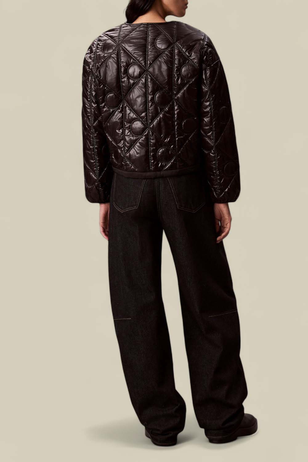 תמונת דוגמן אחורית של ז'קט פוך דו-צדדי