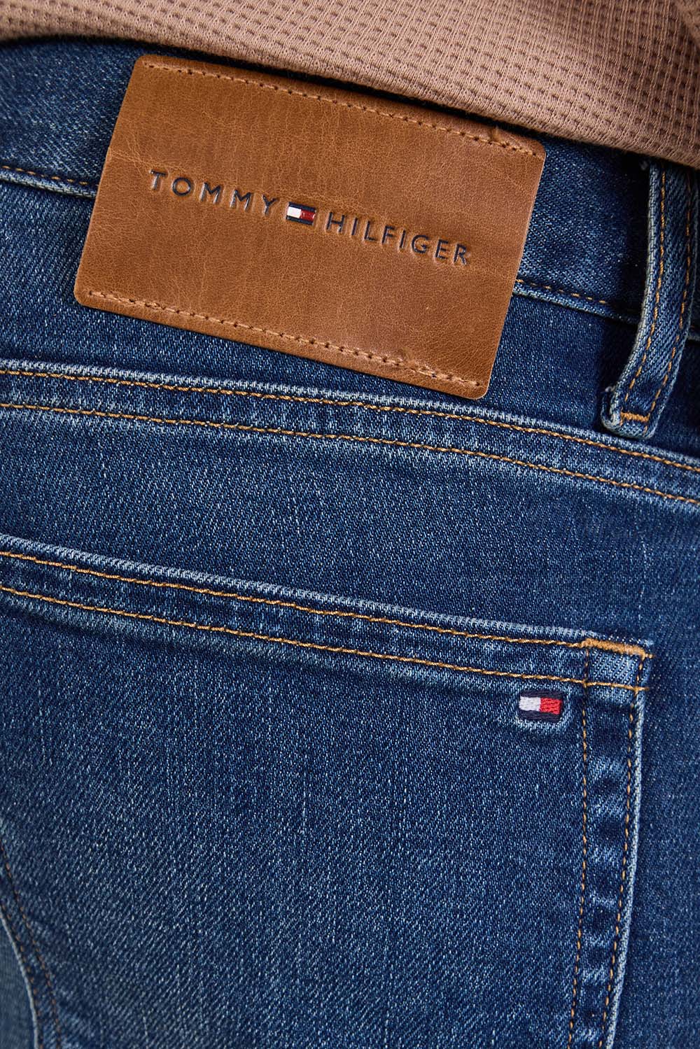 תמונת תקריב דוגמן של מכנסי ג'ינס סלים